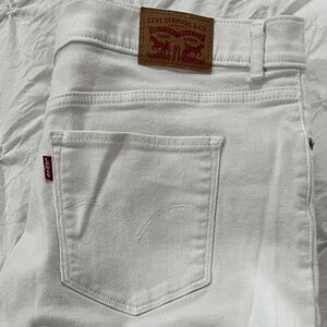 New Levi’s White Denim Shorts, Size 33